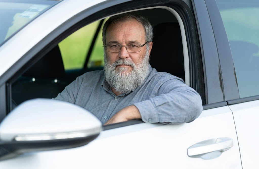 Luiz Bertoluci, taxista credenciado em Gramado, ao volante do seu táxi